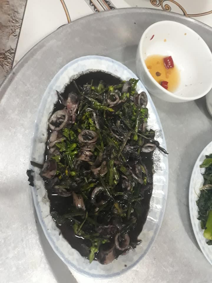 Chồng xắn tay vào bếp làm mực xào thiên lý, lên mâm vợ nhanh tay chụp ảnh, còn hỏi liệu ăn có chết người không