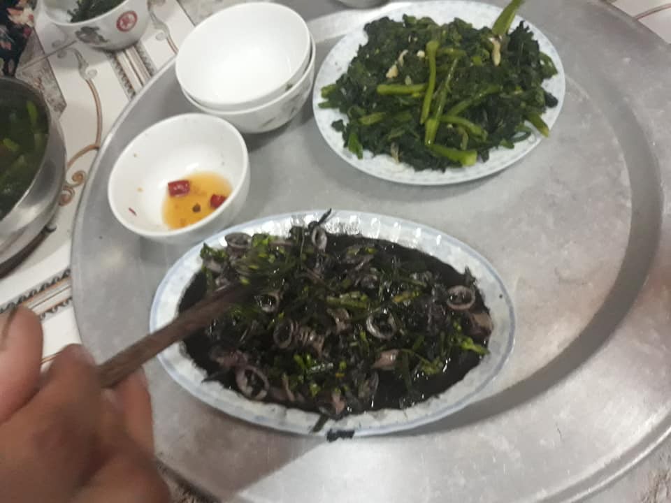 Chồng xắn tay vào bếp làm mực xào thiên lý, lên mâm vợ nhanh tay chụp ảnh, còn hỏi liệu ăn có chết người không