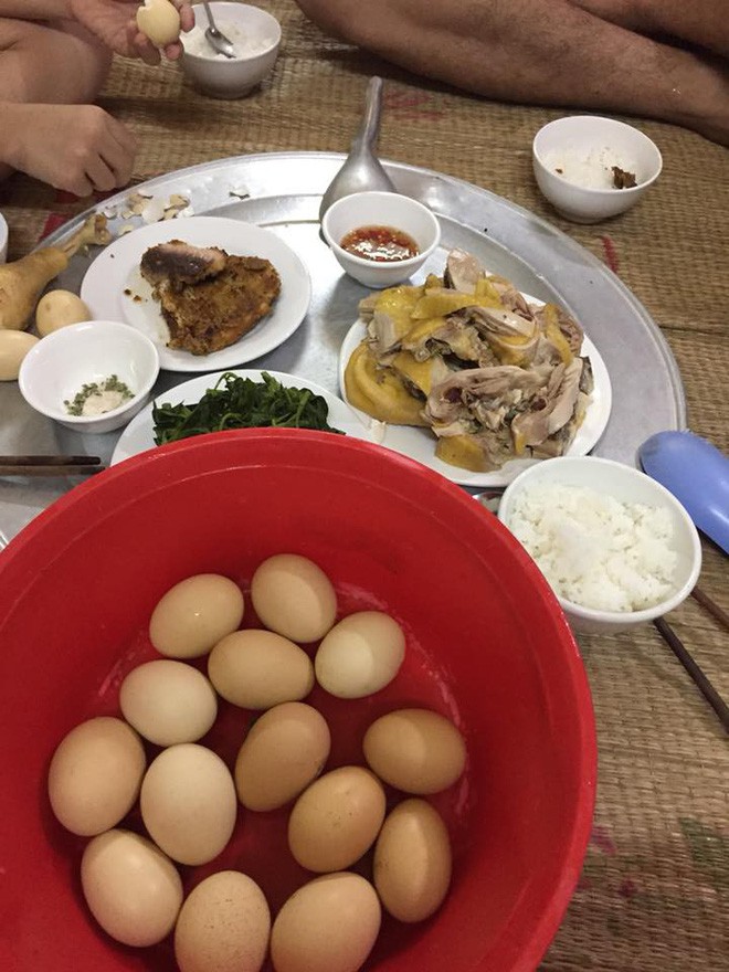 Chồng xắn tay vào bếp làm mực xào thiên lý, lên mâm vợ nhanh tay chụp ảnh, còn hỏi liệu ăn có chết người không