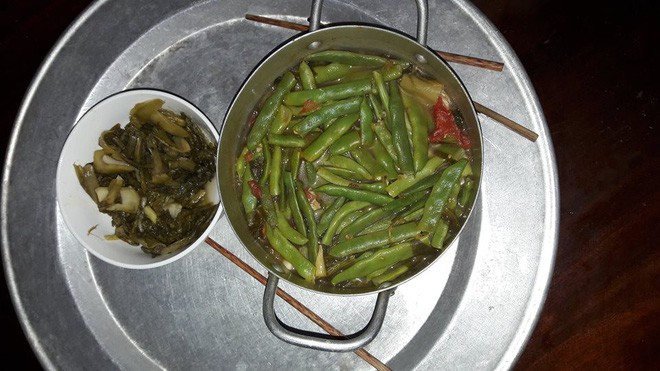 Chồng xắn tay vào bếp làm mực xào thiên lý, lên mâm vợ nhanh tay chụp ảnh, còn hỏi liệu ăn có chết người không