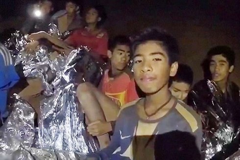 Câu chuyện truyền cảm hứng từ cuộc giải cứu các cầu thủ nhí Thái Lan: Bạn tuyệt đối không đơn độc, bởi sau lưng có cả một thế giới sẵn lòng nâng đỡ