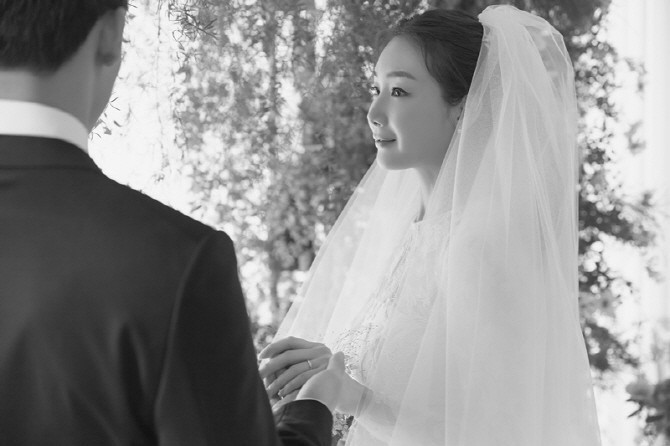 Hết G-Dragon và Mino, Dispatch bóc danh tính thật của chồng Choi Ji Woo: Không phải là nhân viên bình thường Hết G-Dragon và Mino, Dispatch bóc danh tính thật của chồng Choi Ji Woo: Không phải là nhân viên bình thường