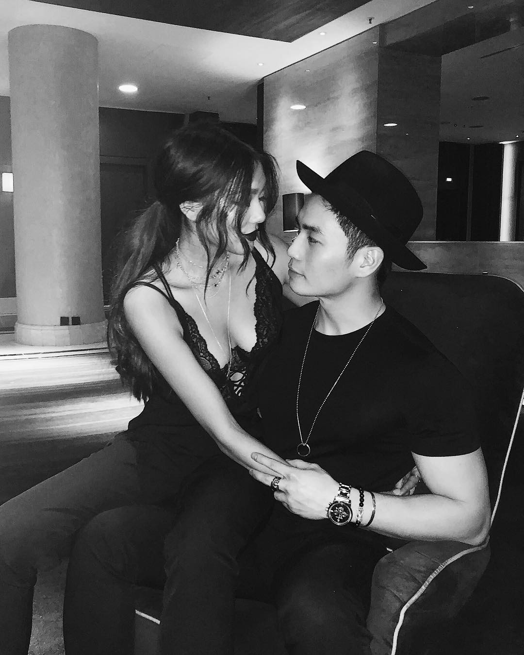 Gương mặt mới nổi của hội con nhà giàu Việt: Giản dị vẫn sexy, sinh ra không ngậm thìa vàng mà trưởng thành trong xa xỉ Gương mặt mới nổi của hội con nhà giàu Việt: Giản dị vẫn sexy, sinh ra không ngậm thìa vàng mà trưởng thành trong xa xỉ