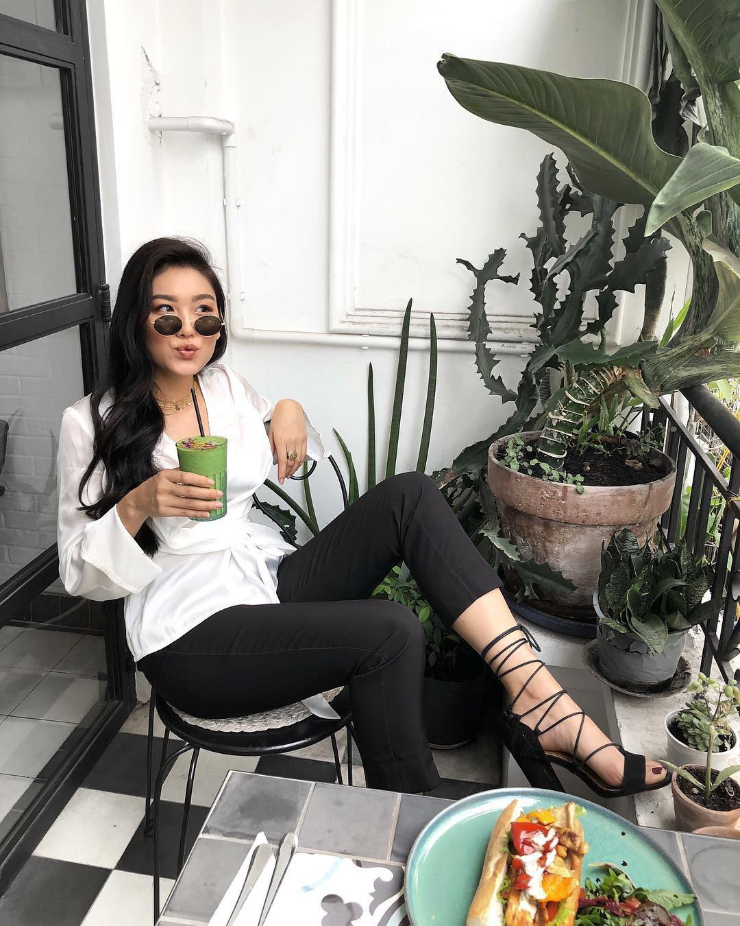 Gương mặt mới nổi của hội con nhà giàu Việt: Giản dị vẫn sexy, sinh ra không ngậm thìa vàng mà trưởng thành trong xa xỉ Gương mặt mới nổi của hội con nhà giàu Việt: Giản dị vẫn sexy, sinh ra không ngậm thìa vàng mà trưởng thành trong xa xỉ