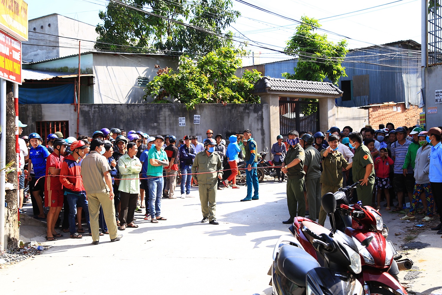 Nổ súng, đâm dao ở Tân Bình, 1 người nguy kịch, 2 người trọng thương