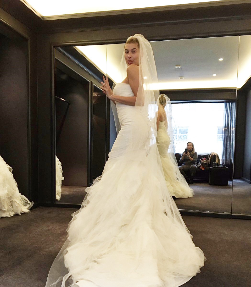 Rộ hình ảnh Hailey Baldwin thử váy cưới chỉ sau 3 ngày đính hôn với Justin Bieber và sự thật đằng sau