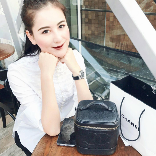 Giữa cuộc chiến bóc giá, Hà Lade mạnh mẽ lên tiếng: Khi nghĩ bản thân rẻ mạt, bạn sẽ thấy tất cả mọi thứ đều đắt đỏ Giữa cuộc chiến bóc giá, Hà Lade mạnh mẽ lên tiếng: Khi nghĩ bản thân rẻ mạt, bạn sẽ thấy tất cả mọi thứ đều đắt đỏ
