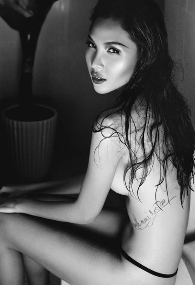 Muôn kiểu thả rông vòng 1 rồi hững hờ che chắn của mỹ nhân Việt