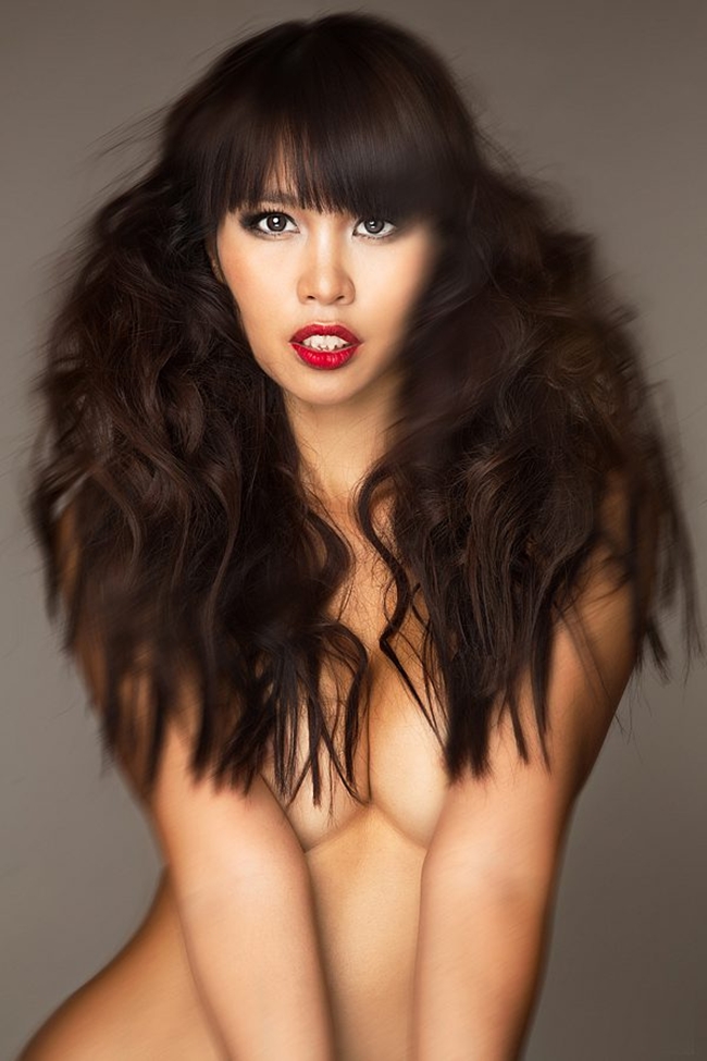 Muôn kiểu thả rông vòng 1 rồi hững hờ che chắn của mỹ nhân Việt