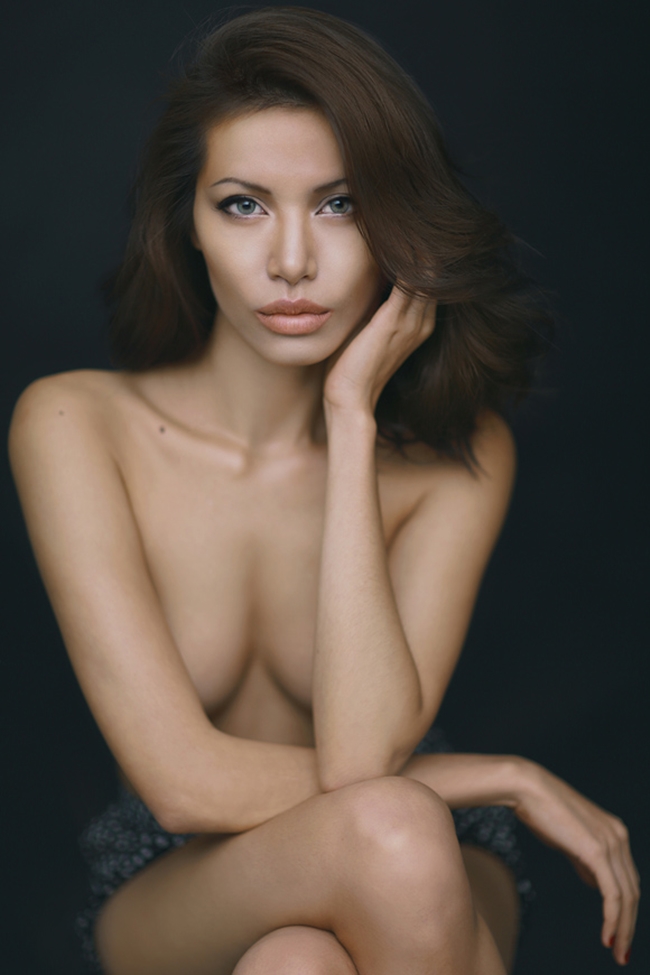 Muôn kiểu thả rông vòng 1 rồi hững hờ che chắn của mỹ nhân Việt