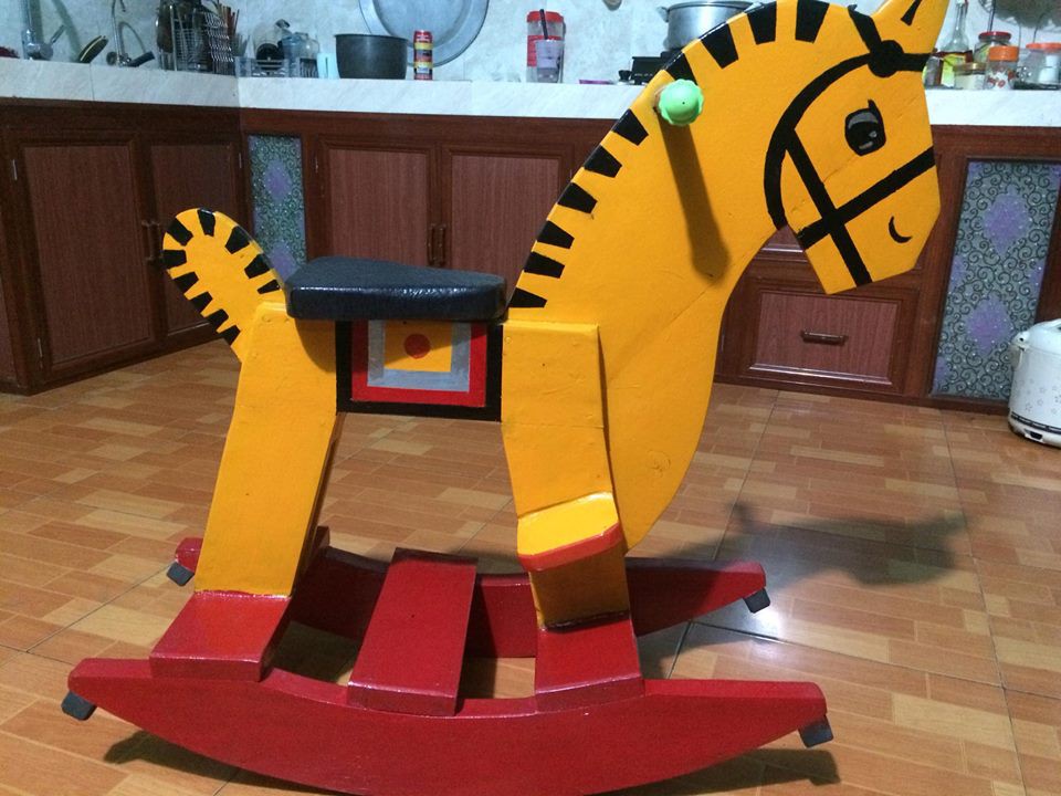 Trong khi đấng mày râu khắp nơi đổ xô hóng World Cup, riêng ông bố này ngồi hì hục làm ngựa gỗ cho con