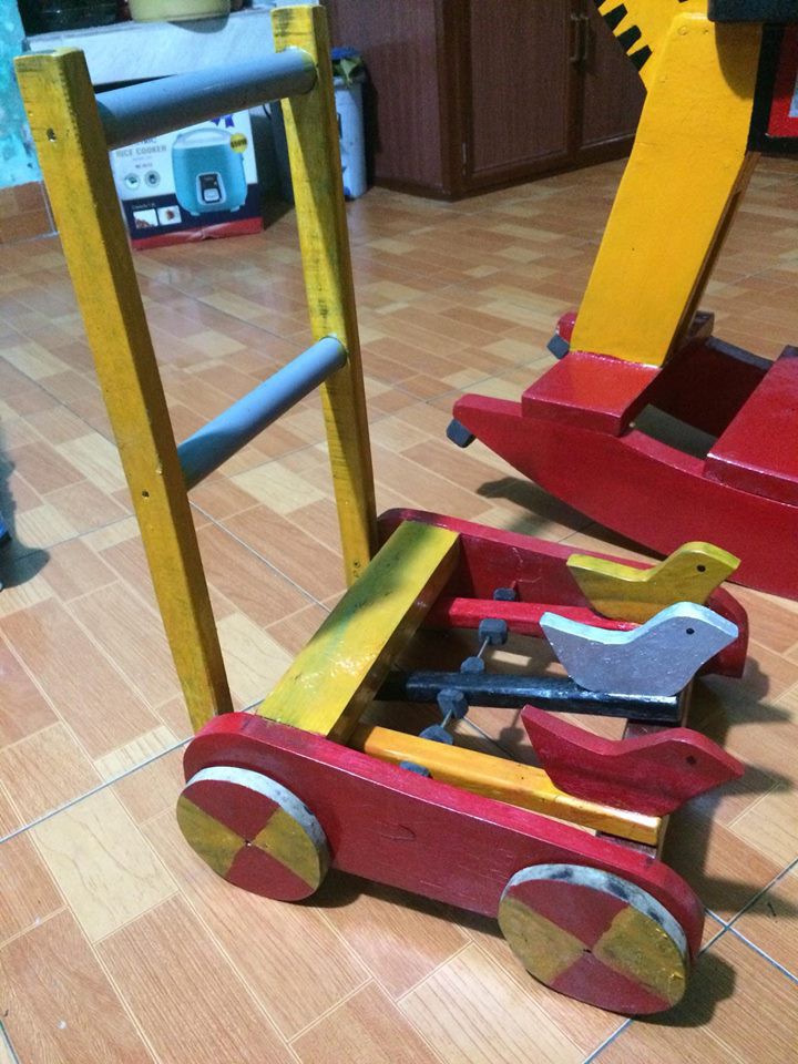 Trong khi đấng mày râu khắp nơi đổ xô hóng World Cup, riêng ông bố này ngồi hì hục làm ngựa gỗ cho con