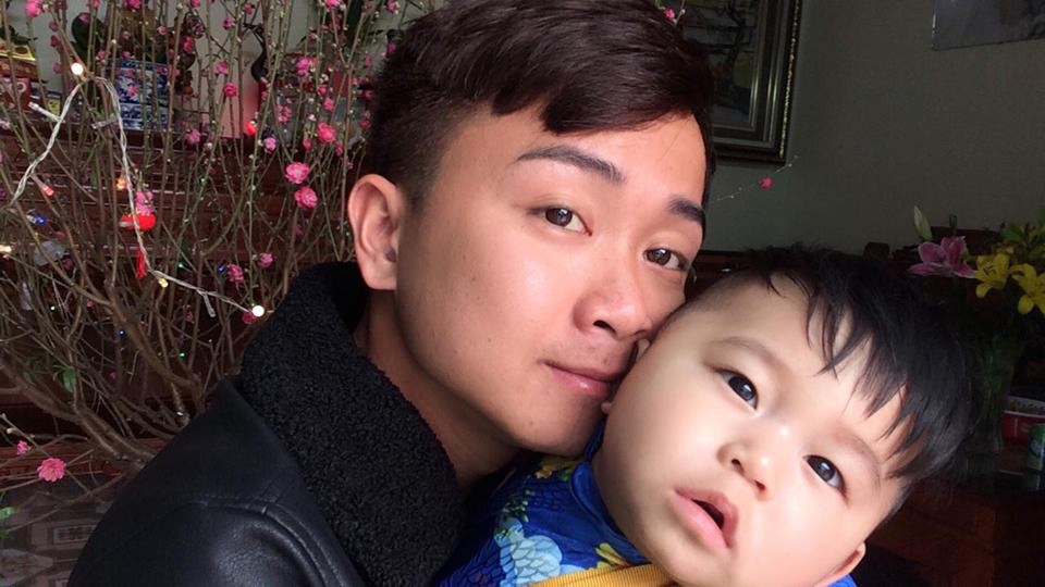 Trong khi đấng mày râu khắp nơi đổ xô hóng World Cup, riêng ông bố này ngồi hì hục làm ngựa gỗ cho con