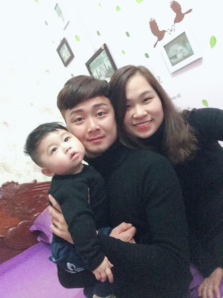 Trong khi đấng mày râu khắp nơi đổ xô hóng World Cup, riêng ông bố này ngồi hì hục làm ngựa gỗ cho con