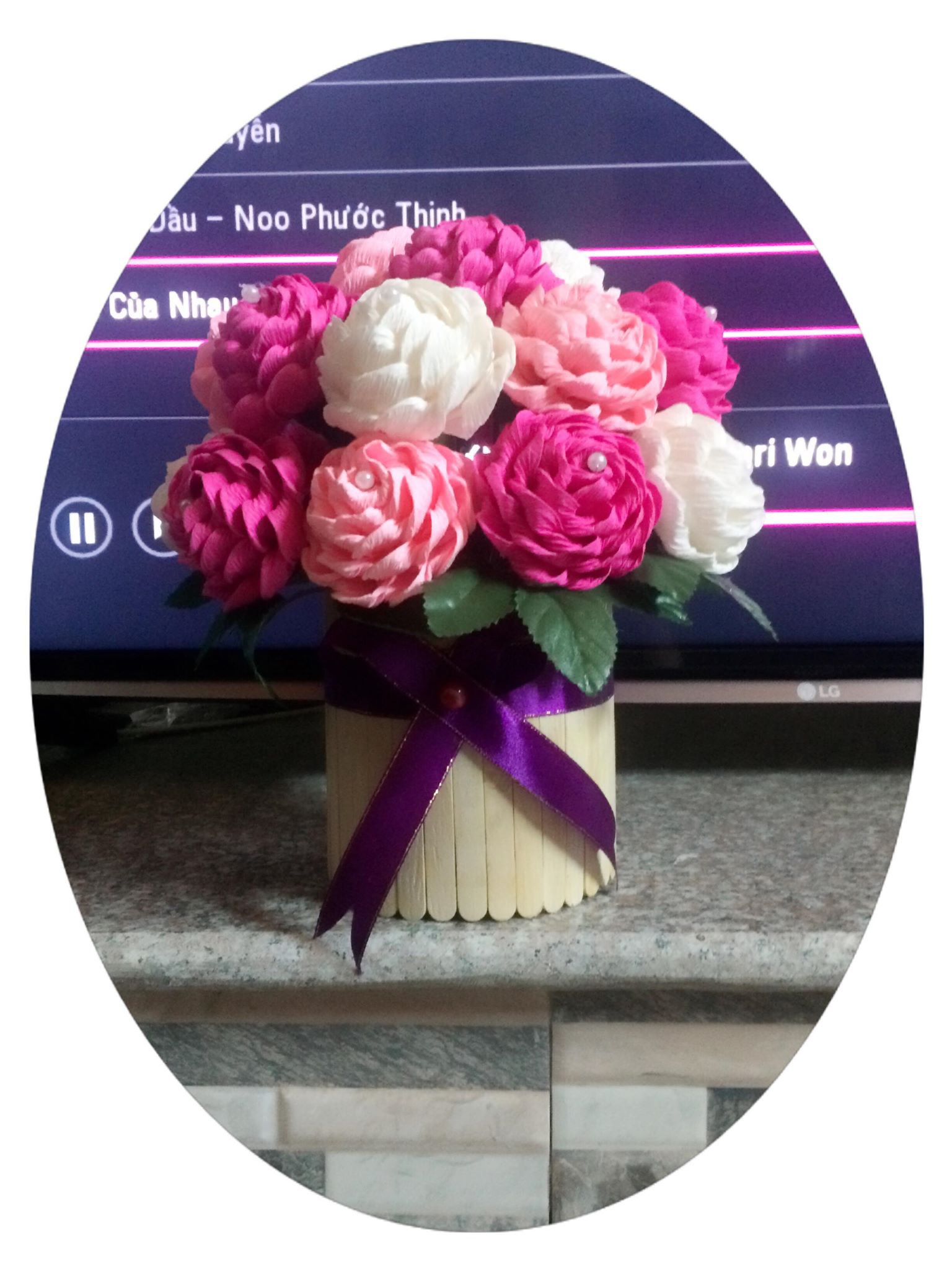 Trong khi đấng mày râu khắp nơi đổ xô hóng World Cup, riêng ông bố này ngồi hì hục làm ngựa gỗ cho con