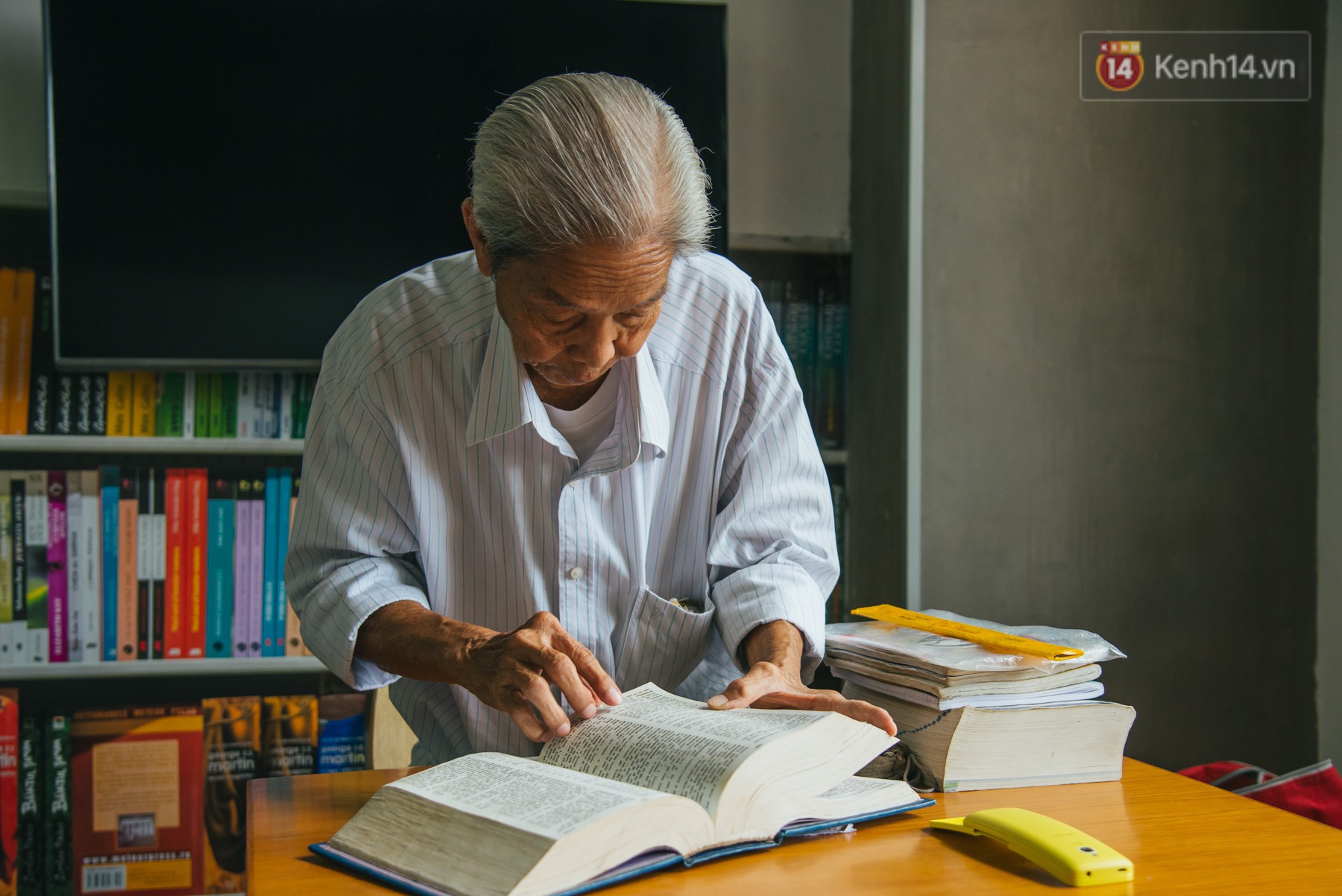 Chuyện ông cụ 77 tuổi ngồi ở thư viện Sài Gòn từ sáng đến tối mịt: Ăn cơm từ thiện, luyện học tiếng Anh