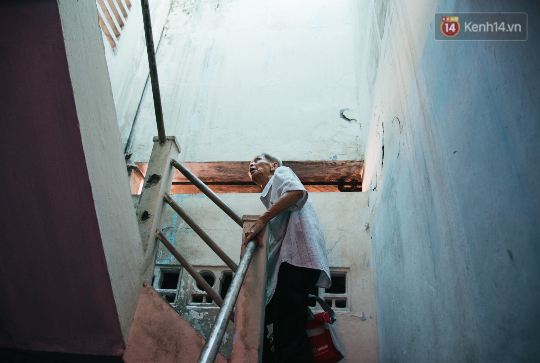 Chuyện ông cụ 77 tuổi ngồi ở thư viện Sài Gòn từ sáng đến tối mịt: Ăn cơm từ thiện, luyện học tiếng Anh