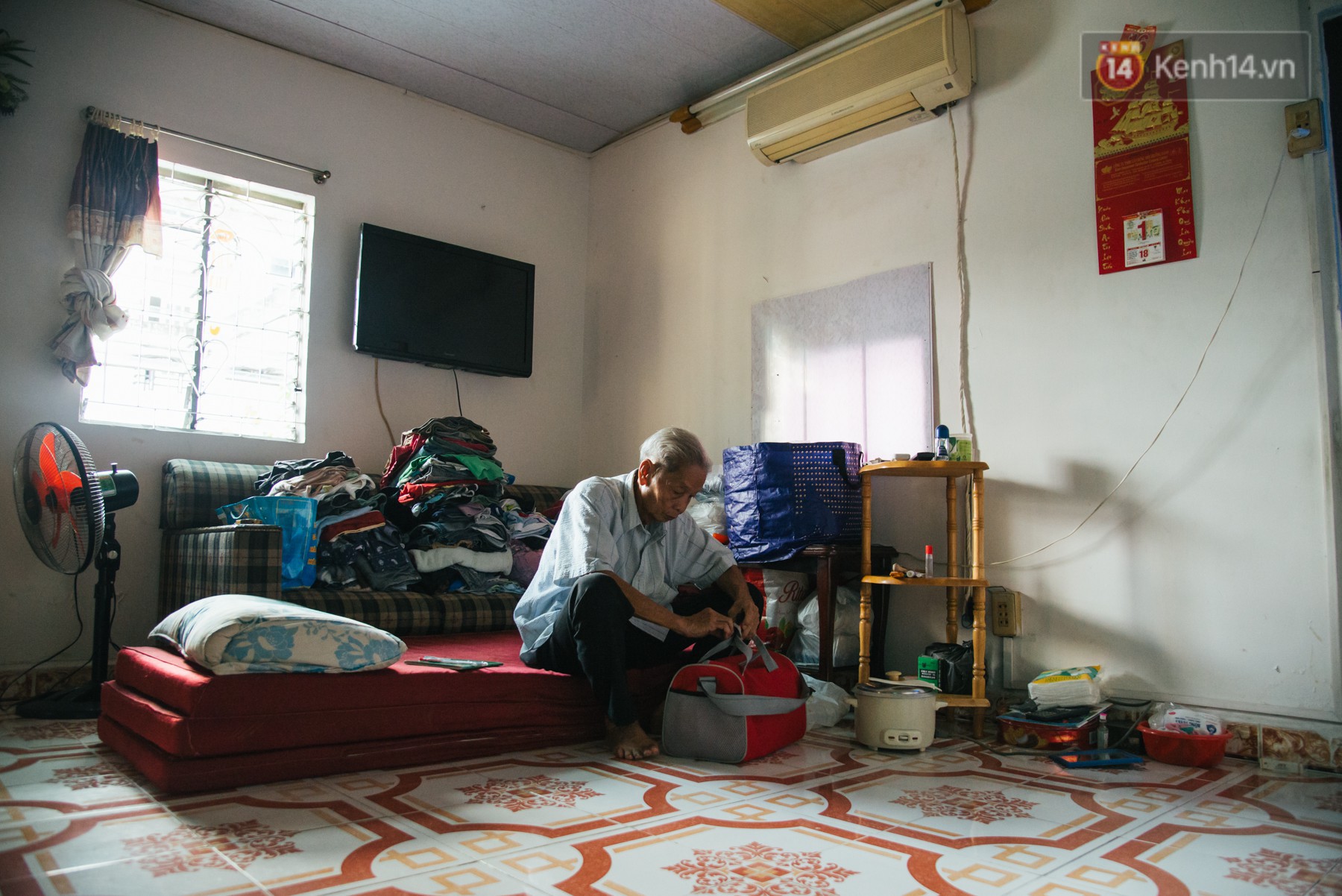 Chuyện ông cụ 77 tuổi ngồi ở thư viện Sài Gòn từ sáng đến tối mịt: Ăn cơm từ thiện, luyện học tiếng Anh Chuyện ông cụ 77 tuổi ngồi ở thư viện Sài Gòn từ sáng đến tối mịt: Ăn cơm từ thiện, luyện học tiếng Anh