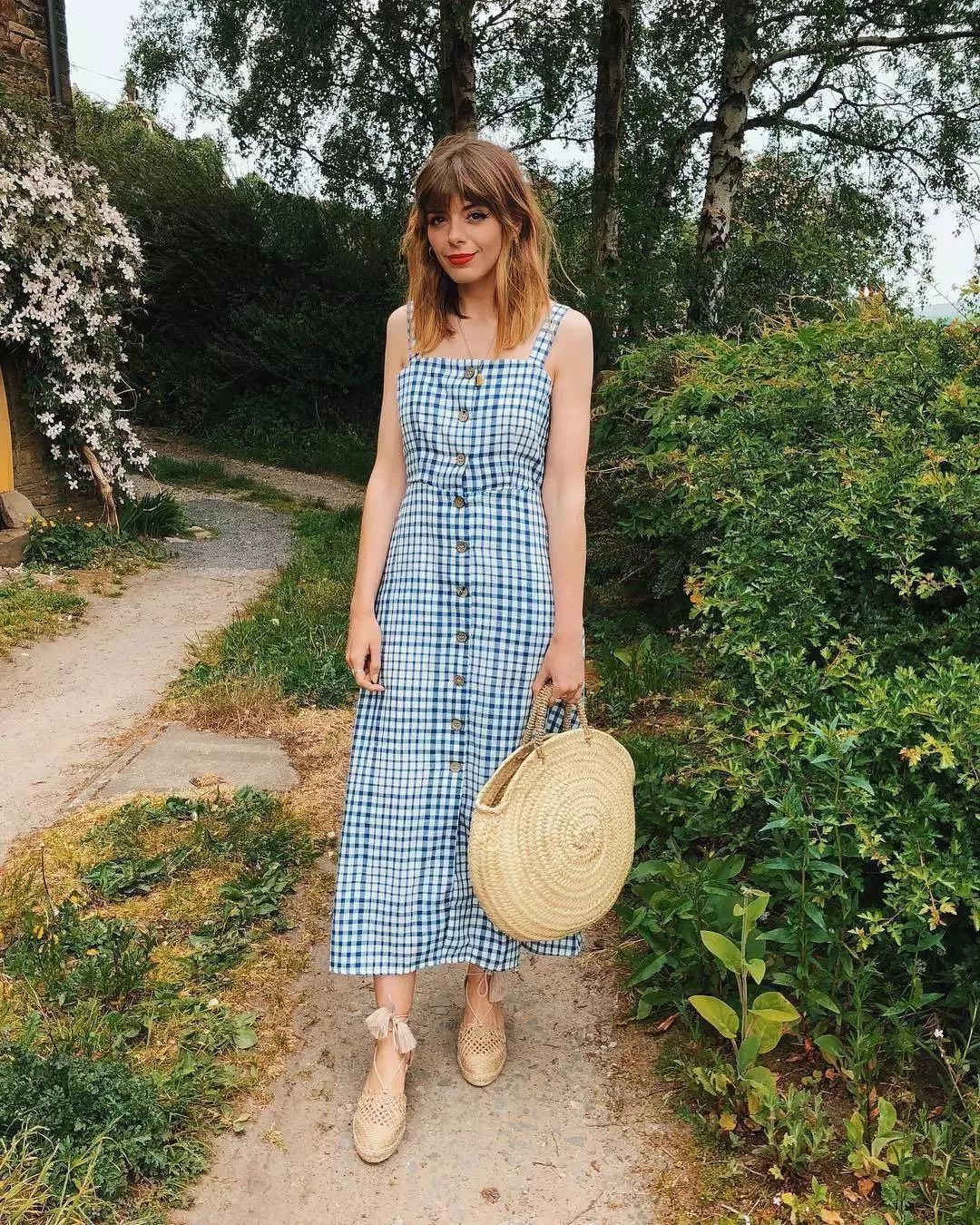 Sau cơn sốt váy trắng Zara, loạt váy liền cài khuy trước với đủ kiểu dáng đang đốn tim các nàng