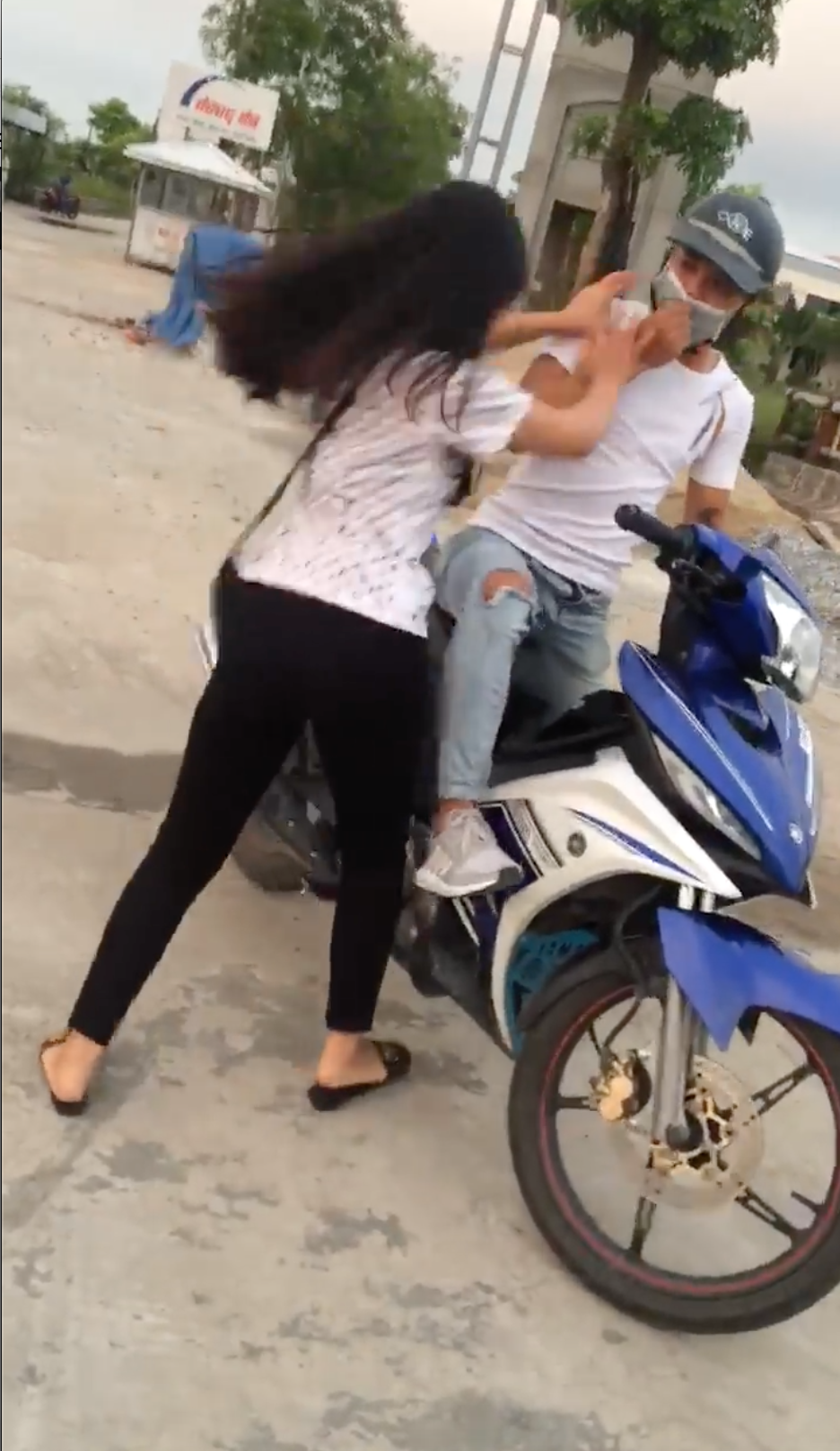 Tán tỉnh rồi hẹn gặp bạn của người yêu, thanh niên họ Sở bị cả hai vạch mặt tại trận