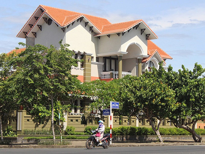 Tổng giám đốc bán đất công cho chính mình