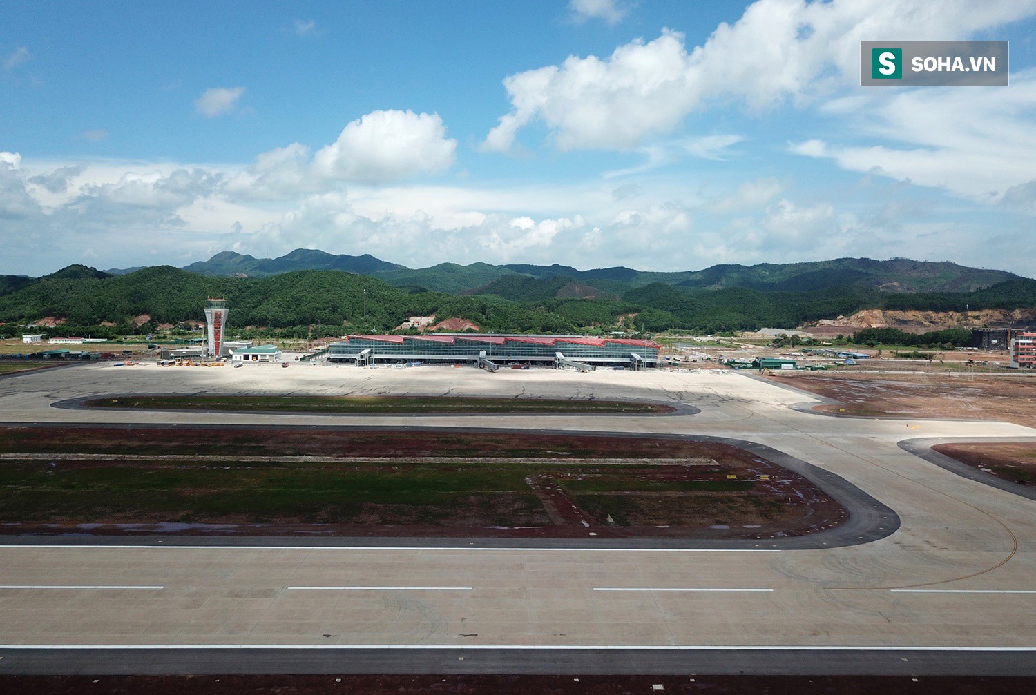 10h sáng nay, chiếc máy bay đầu tiên hạ cánh xuống sân bay Vân Đồn