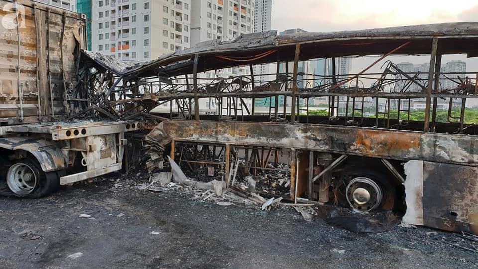 Người nhà khóc ngất đón thi thể người phụ nữ mang bầu 6 tháng tử vong trong vụ cháy xe khách ở Hà Nội