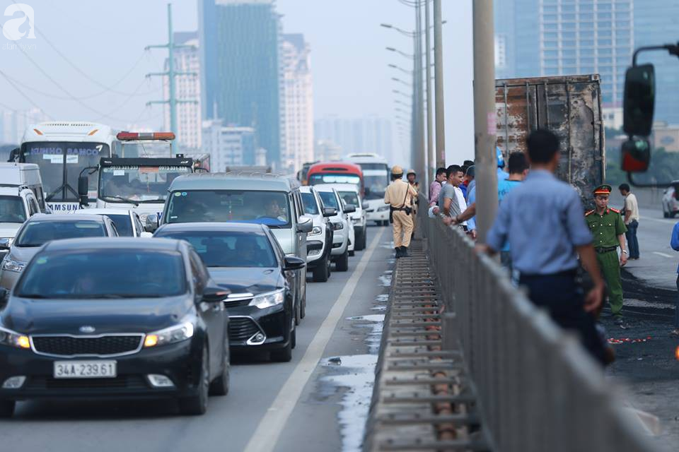 Người nhà khóc ngất đón thi thể người phụ nữ mang bầu 6 tháng tử vong trong vụ cháy xe khách ở Hà Nội