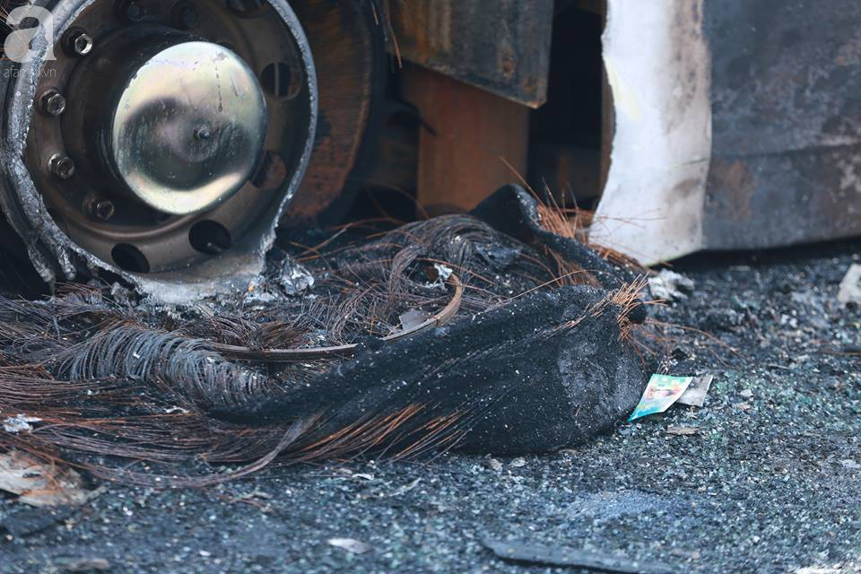 Người nhà khóc ngất đón thi thể người phụ nữ mang bầu 6 tháng tử vong trong vụ cháy xe khách ở Hà Nội