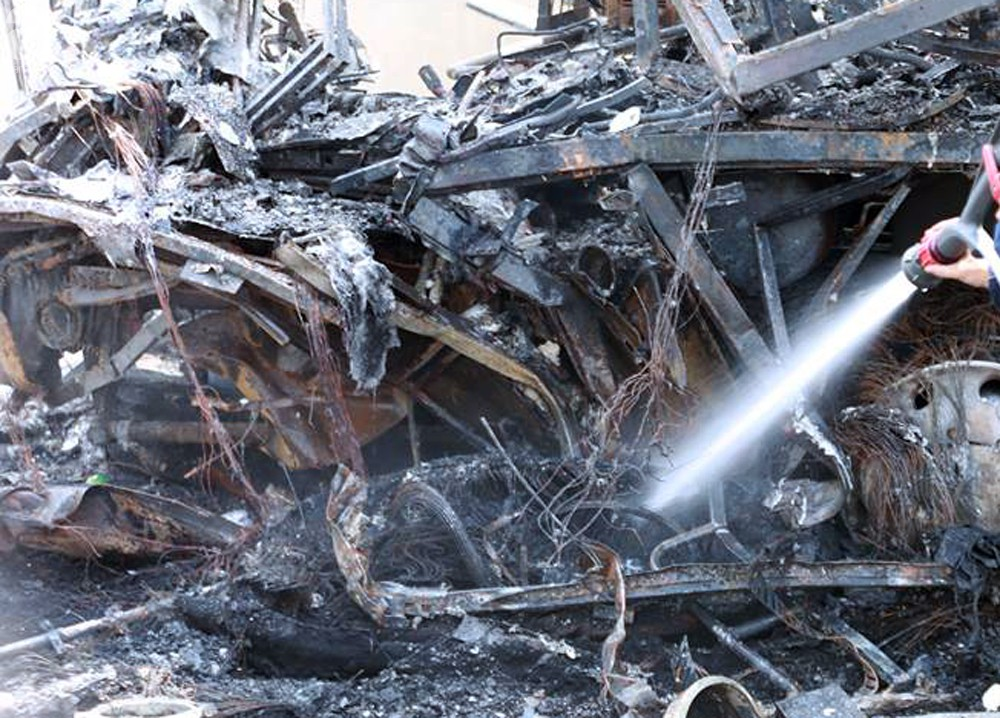 Người nhà khóc ngất đón thi thể người phụ nữ mang bầu 6 tháng tử vong trong vụ cháy xe khách ở Hà Nội