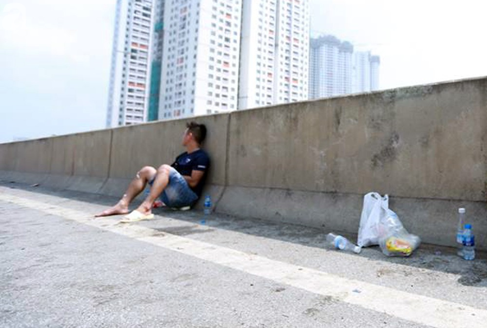 Người nhà khóc ngất đón thi thể người phụ nữ mang bầu 6 tháng tử vong trong vụ cháy xe khách ở Hà Nội