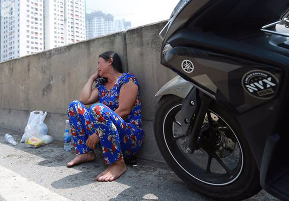 Người nhà khóc ngất đón thi thể người phụ nữ mang bầu 6 tháng tử vong trong vụ cháy xe khách ở Hà Nội