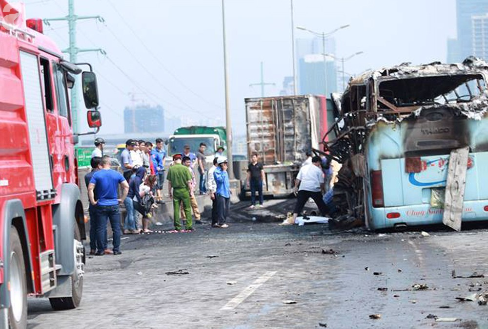 Người nhà khóc ngất đón thi thể người phụ nữ mang bầu 6 tháng tử vong trong vụ cháy xe khách ở Hà Nội