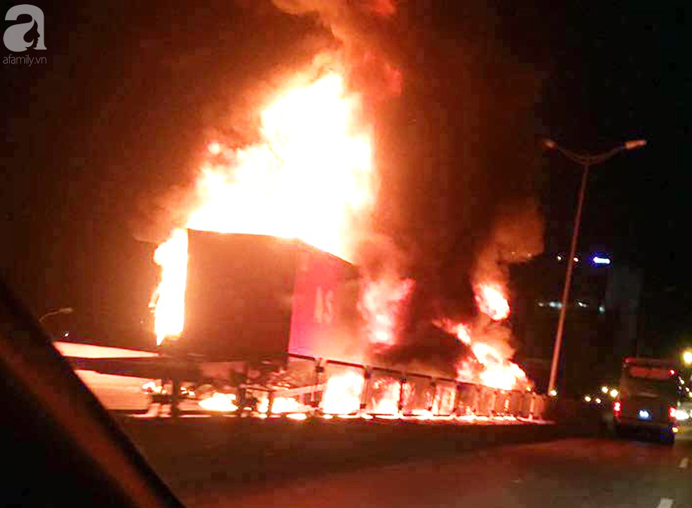 Người nhà khóc ngất đón thi thể người phụ nữ mang bầu 6 tháng tử vong trong vụ cháy xe khách ở Hà Nội