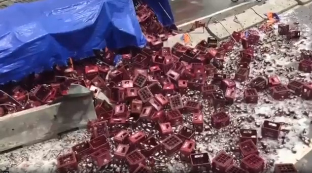 Thanh Hóa: Xe đầu kéo chở bia gặp nạn, hàng nghìn chai bia rơi vãi kín mặt đường