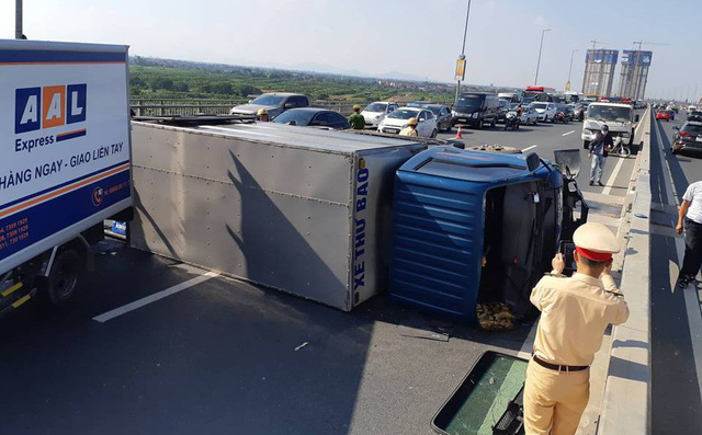 Xe thư báo mất lái, tông hộ lan cầu Nhật Tân, đường về trung tâm Hà Nội ùn ứ