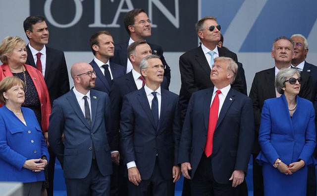 Bức ảnh Tổng thống Trump chụp cùng các lãnh đạo NATO gây sốt Bức ảnh Tổng thống Trump chụp cùng các lãnh đạo NATO gây sốt
