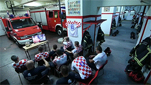 Lính cứu hỏa Croatia bỏ dở loạt luân lưu của đội nhà ở trận tứ kết World Cup, mất đúng 18 giây để lên đường khi có nhiệm vụ Lính cứu hỏa Croatia bỏ dở loạt luân lưu của đội nhà ở trận tứ kết World Cup, mất đúng 18 giây để lên đường khi có nhiệm vụ
