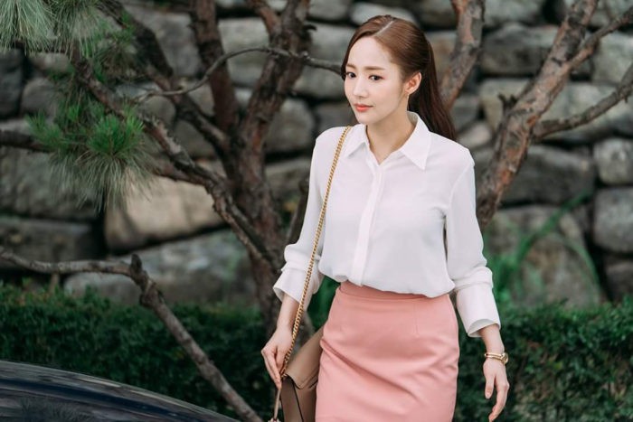 Áo blouse được thư ký Kim lăng xê: thanh lịch, cuốn hút và các cô nàng công sở có thể học theo Áo blouse được thư ký Kim lăng xê: thanh lịch, cuốn hút và các cô nàng công sở có thể học theo
