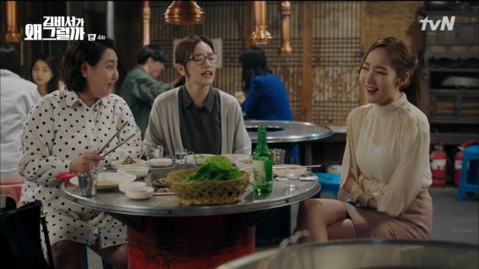 Áo blouse được thư ký Kim lăng xê: thanh lịch, cuốn hút và các cô nàng công sở có thể học theo Áo blouse được thư ký Kim lăng xê: thanh lịch, cuốn hút và các cô nàng công sở có thể học theo
