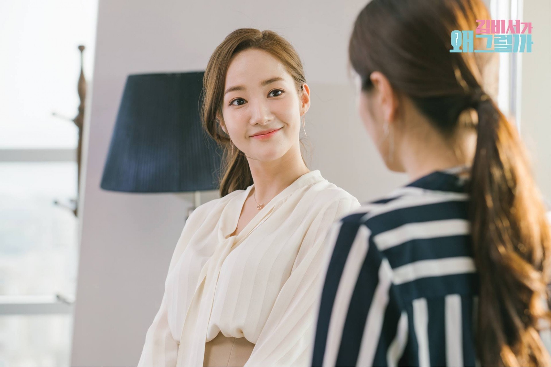 Áo blouse được thư ký Kim lăng xê: thanh lịch, cuốn hút và các cô nàng công sở có thể học theo Áo blouse được thư ký Kim lăng xê: thanh lịch, cuốn hút và các cô nàng công sở có thể học theo
