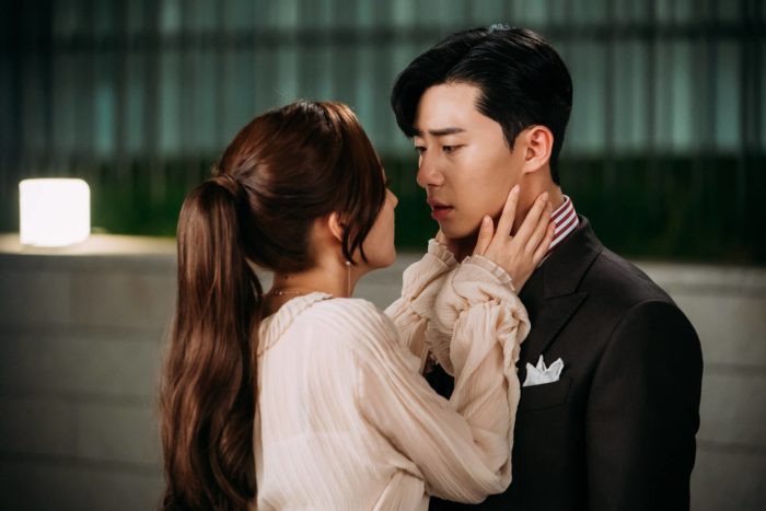 Áo blouse được thư ký Kim lăng xê: thanh lịch, cuốn hút và các cô nàng công sở có thể học theo Áo blouse được thư ký Kim lăng xê: thanh lịch, cuốn hút và các cô nàng công sở có thể học theo