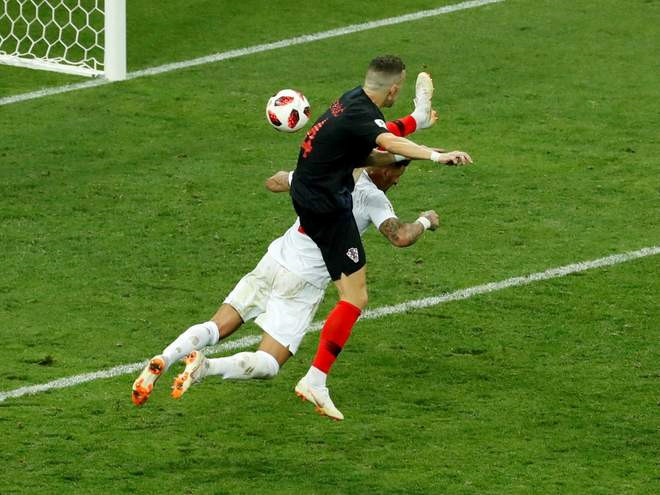 Bàn thắng của Perisic gây tranh cãi vì tung chân cao qua đầu Walker