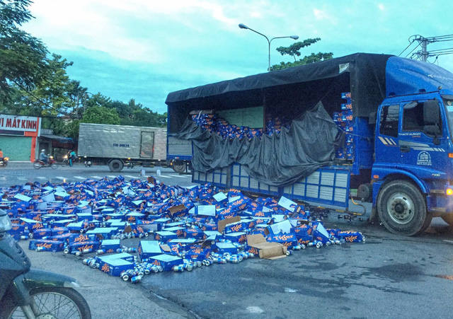 Cả trăm thùng bia rơi ra đường, dân Bình Dương hò nhau gom giúp tài xế