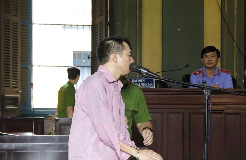 Con rể giết cha mẹ vợ ra tòa chỉ gật và lắc