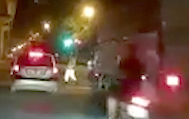 CSGT bị xe máy vượt đèn đỏ tông trúng, hất văng