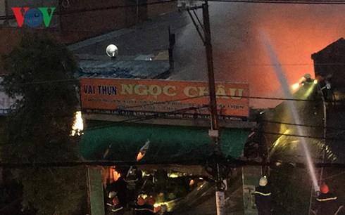 Lửa cuồn cuộn từ xưởng vải sợi ở Tân Bình, TPHCM