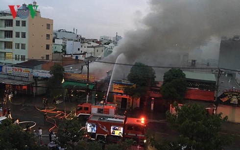 Lửa cuồn cuộn từ xưởng vải sợi ở Tân Bình, TPHCM