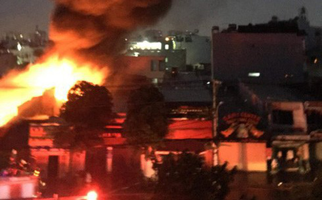 Lửa cuồn cuộn từ xưởng vải sợi ở Tân Bình, TPHCM