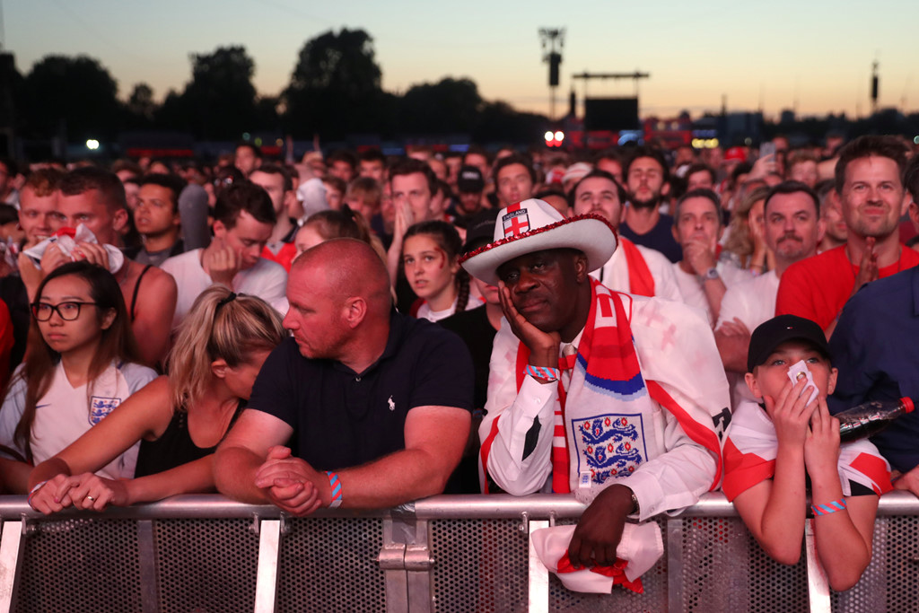 CĐV đội tuyển Anh vứt cờ, chai lọ xuống đường